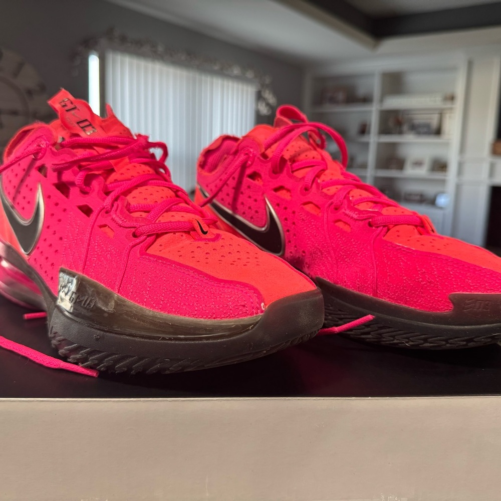 Men’s 10.5 Womens 9 NIKE G.T. Cut 3 pink basketball shoes